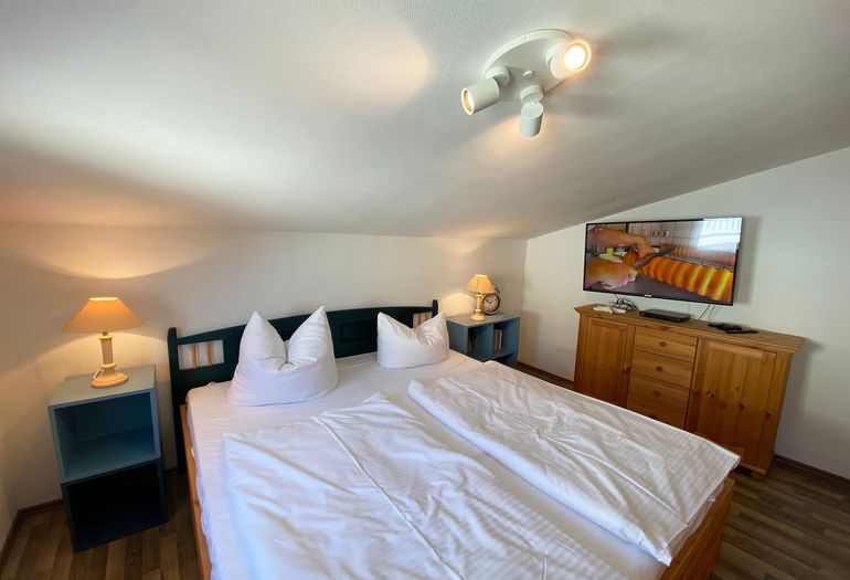 1. Schlafzimmer mit TV
