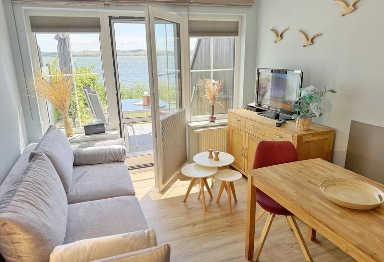 Wohnzimmer mit gemütlicher Couch und Flachbild TV