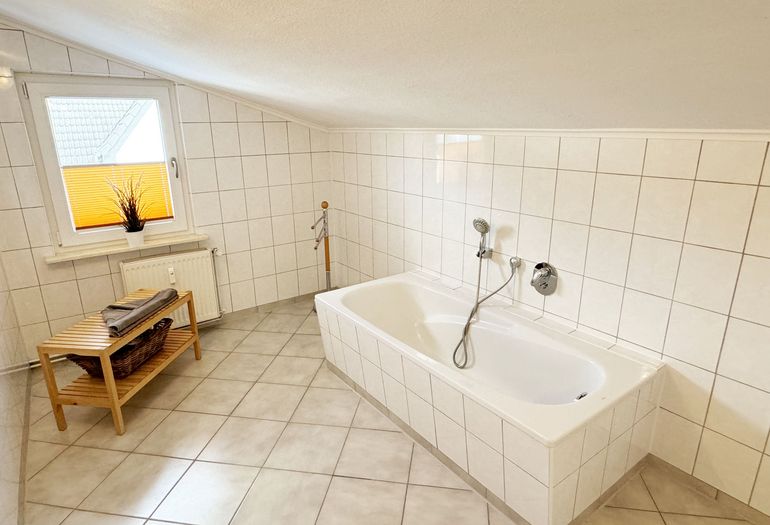 Badezimmer mit Badewanne Badezimmer mit Badewanne