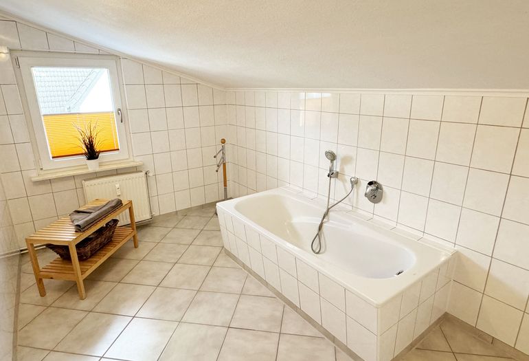 Badezimmer mit Badewanne