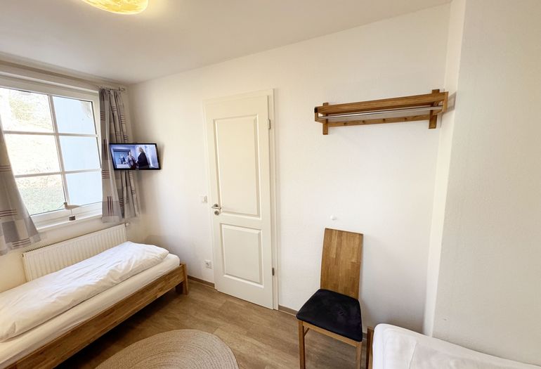 2. Schlafzimmer mit 2 Einzelbetten und LCD-TV