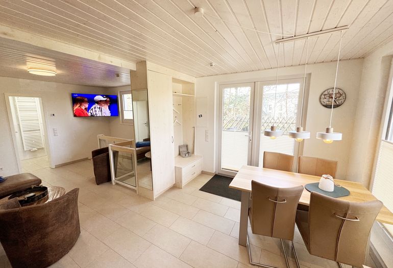 Wohn-Essbereich mit Garderobe