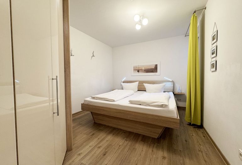 Schlafzimmer mit Doppelbett und Kleiderschrank Schlafzimmer mit Doppelbett und Kleiderschrank