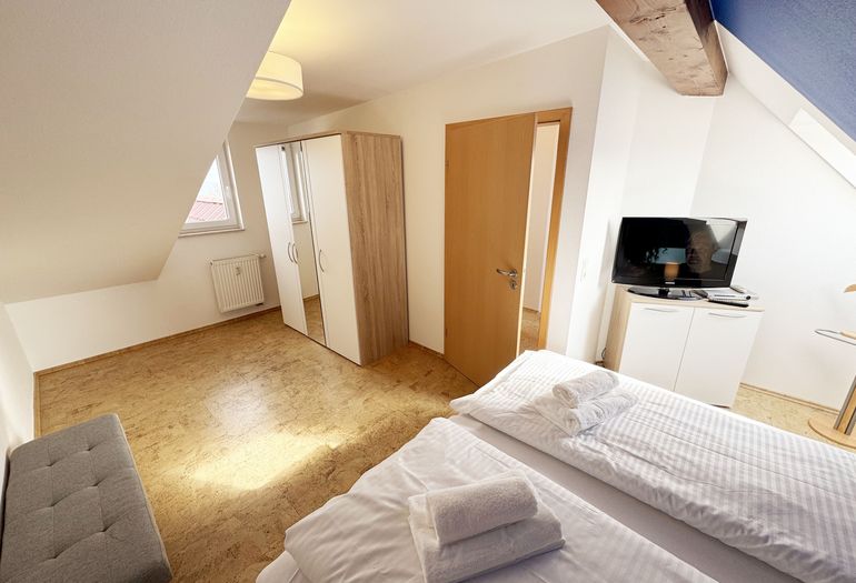 Schlafzimmer Kleiderschrank und Sitzbank