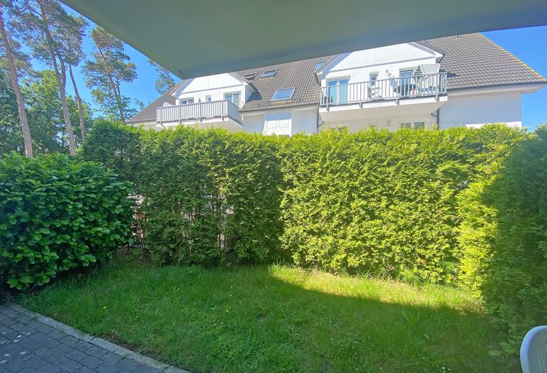 bestuhlte Terrasse mit viel Grün