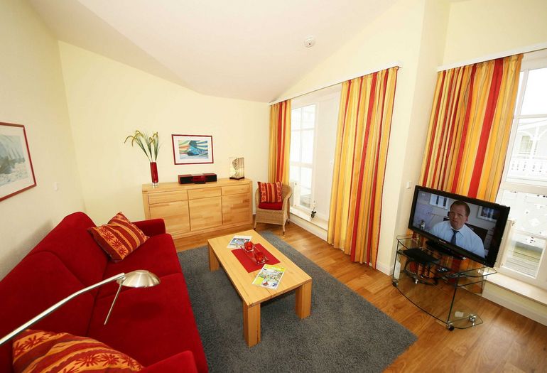 Wohnbereich mit gemütlicher Couch Wohnbereich mit gemütlicher Couch