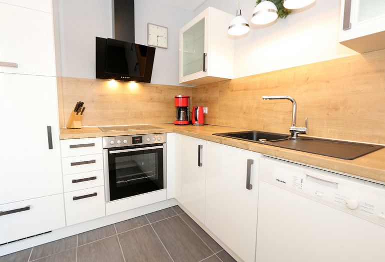 moderne Küchenzeile mit allem was benötigt wird