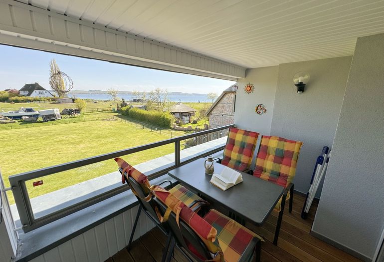 Balkon mit Blick auf den Bodden und Gager