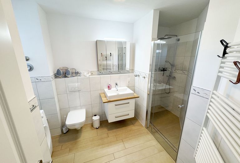 Badezimmer mit Regendusche