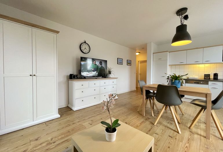 Wohnzimmer mit Esstisch und Schrank