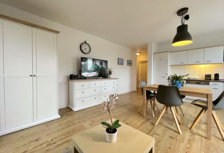 Wohnzimmer mit Esstisch und Schrank