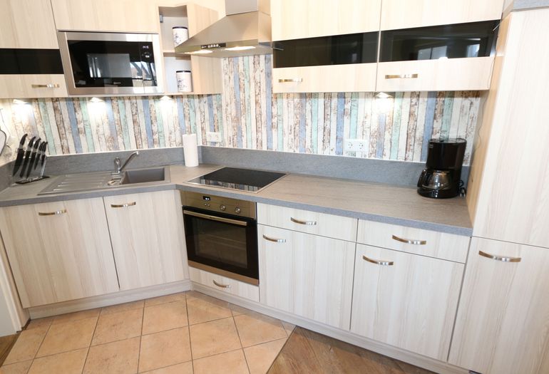 Küchenzeile mit Mikrowelle