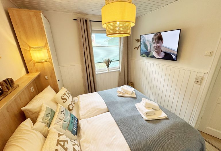 1.Schlafzimmer mit Doppelbett und Smart-TV