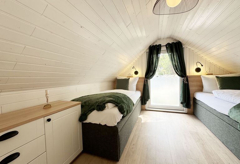 2. Schlafzimmer mit 2 Einzelboxspringbetten und Sideboard 2. Schlafzimmer mit 2 Einzelboxspringbetten und Sideboard