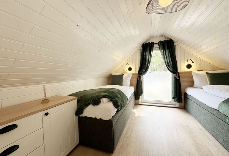 2. Schlafzimmer mit 2 Einzelboxspringbetten und Sideboard 2. Schlafzimmer mit 2 Einzelboxspringbetten und Sideboard