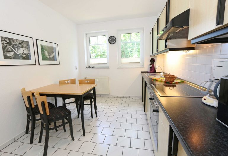 Küchenzeile mit Esstisch