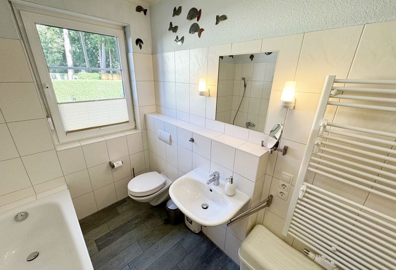 Tageslichtbadezimmer mit WC und Handtuchhalter