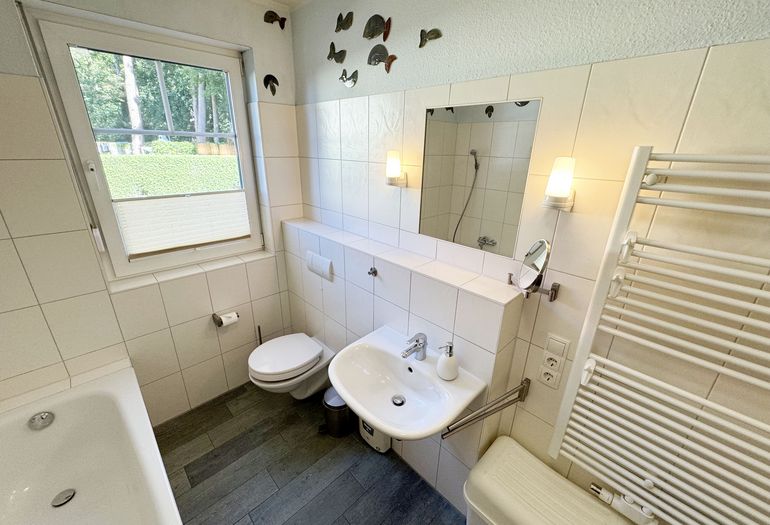 Tageslichtbadezimmer mit WC und Handtuchhalter Tageslichtbadezimmer mit WC und Handtuchhalter