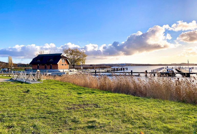 Selliner Hafen und Blick auf den Selliner See