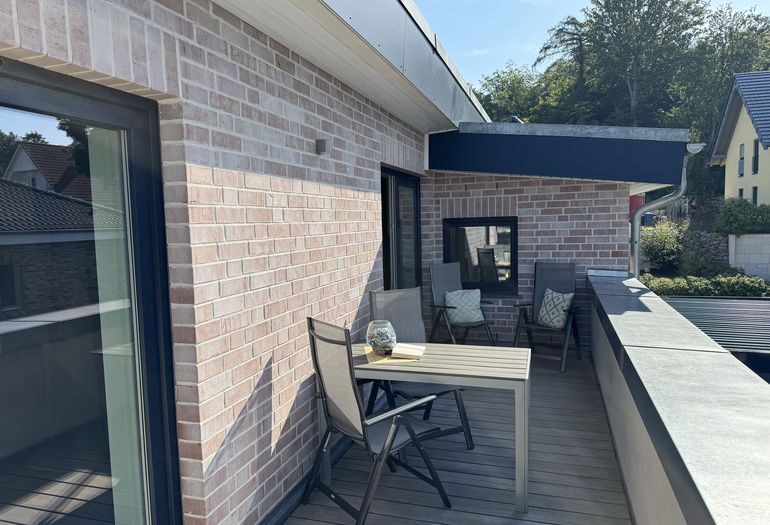 bestuhlter Balkon mit Süd-/Westausrichtung