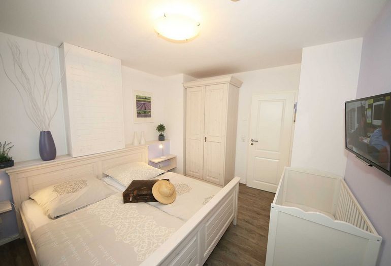 2. Schlafzimmer mit TV und Kinderbett