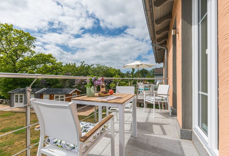 bestuhlter Balkon in ruhiger Lage