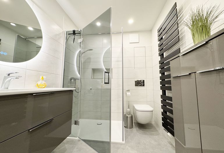 Klar-Glasdusche mit flachem Einstieg Klar-Glasdusche mit flachem Einstieg