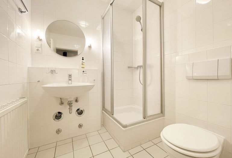 Badezimmer mit Dusche