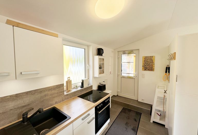 Küchenzeile mit kleinem Geschirrspüler