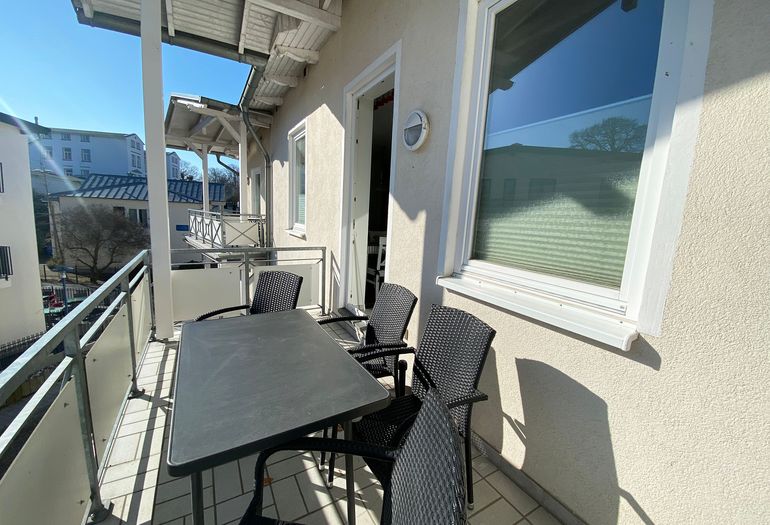 bestuhlter Balkon