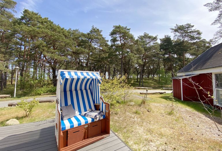 Ferienhaus Sandkörnchen - auch ein Strandkorb auf der Terrasse gehört dazu.