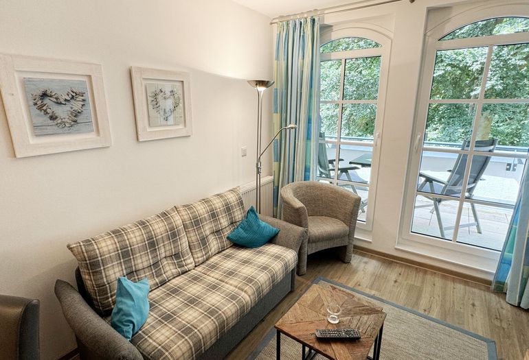 Couchbereich mit Zugang zum Balkon