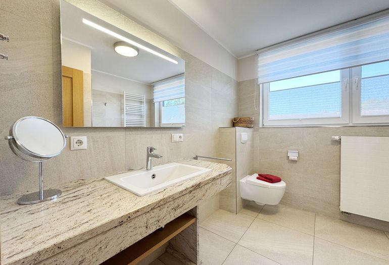 Waschtisch und WC