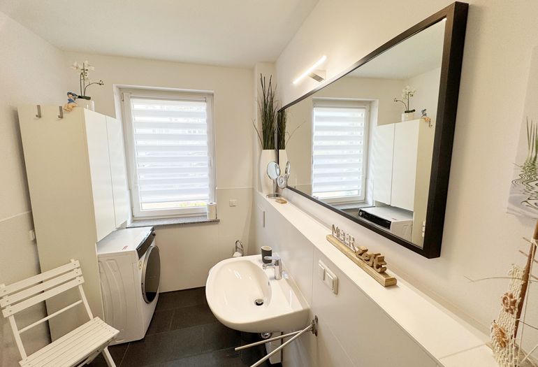 Badezimmer mit Waschbecken Badezimmer mit Waschbecken