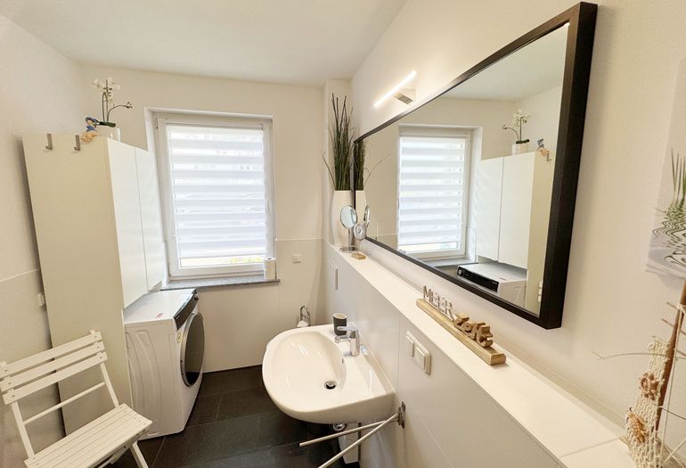 Badezimmer mit Waschbecken Badezimmer mit Waschbecken