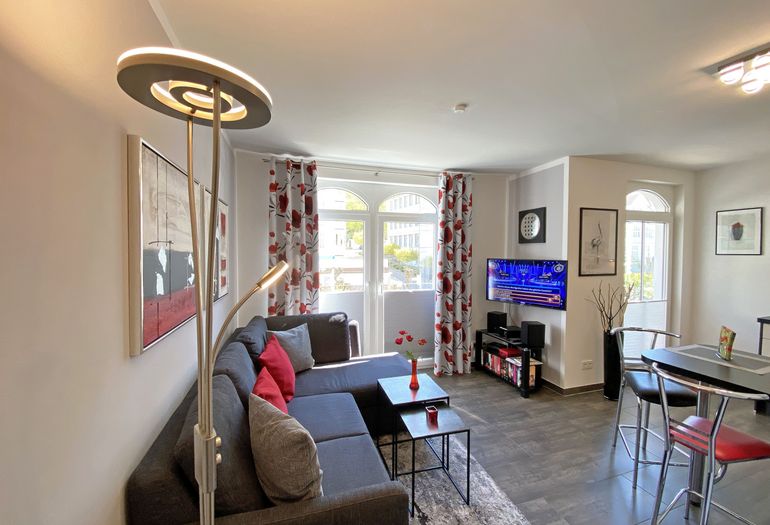 Wohnzimmer mit gemütlicher Couch Wohnzimmer mit gemütlicher Couch