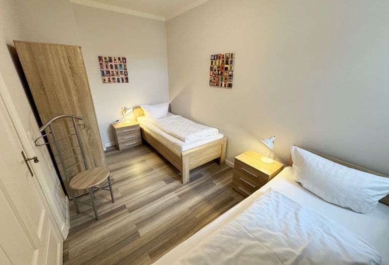 Schlafzimmer mit 2 bequemem Einzelbetten und Kleiderschrank