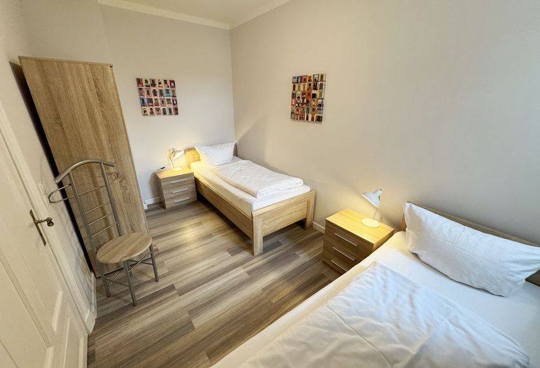 Schlafzimmer mit 2 bequemem Einzelbetten und Kleiderschrank Schlafzimmer mit 2 bequemem Einzelbetten und Kleiderschrank