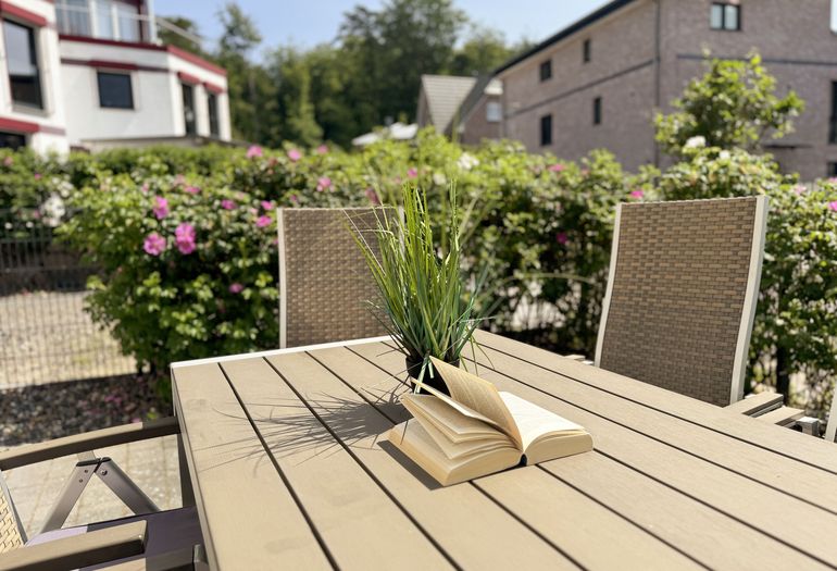 Verschiedene Ansichten von der bestuhlten Terrasse Verschiedene Ansichten von der bestuhlten Terrasse