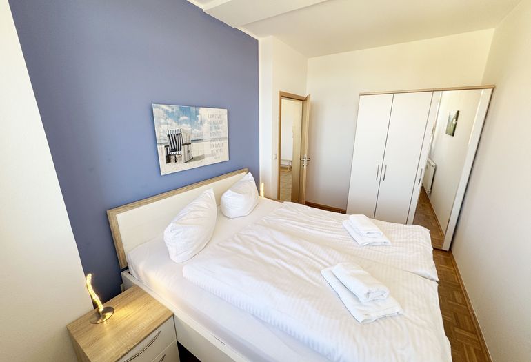 Schlafzimmer mit Kleiderschrank