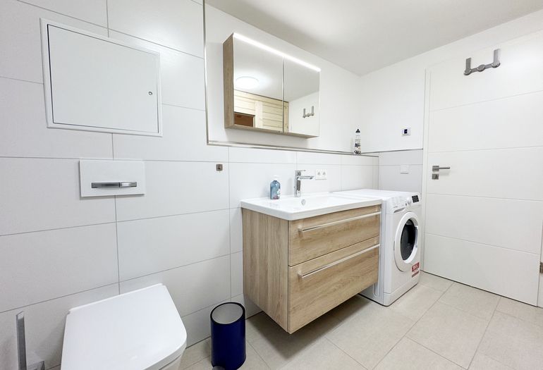 2. Tageslichtbad mit ebenerdiger Dusche 2. Tageslichtbad mit ebenerdiger Dusche