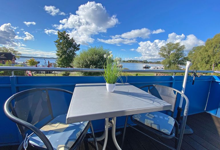 bestuhlter Balkon in ruhiger Lage