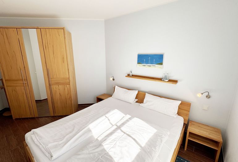 2.Schlafzimmer mit Doppelbett und Kleiderschrank