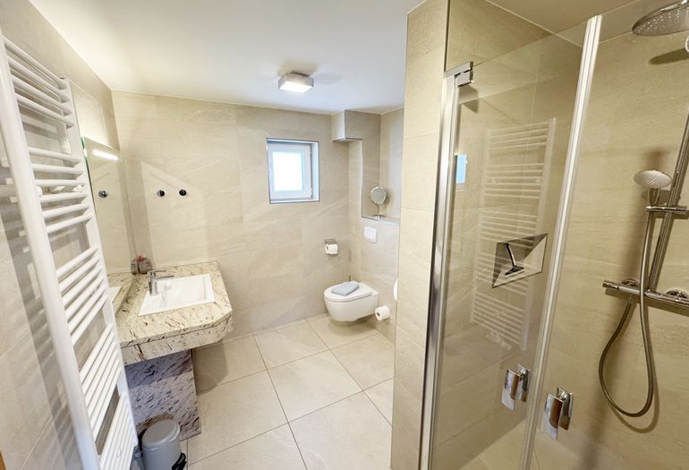 Badezimmer mit ebenerdiger Dusche