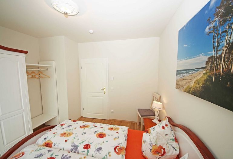 weiteres Schlafzimmer mit Kleiderschrank und Garderobe