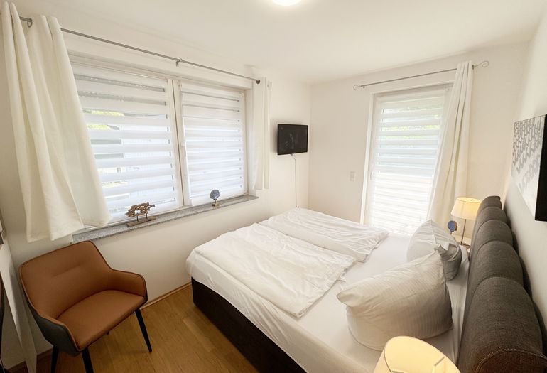2.Schlafzimmer mit Doppelbett und Flachbild-TV