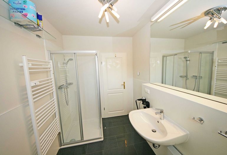 Badezimmer mit Dusche