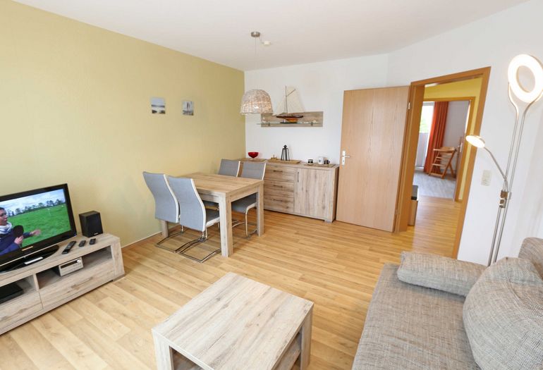 Wohnzimmer mit TV und Esstisch