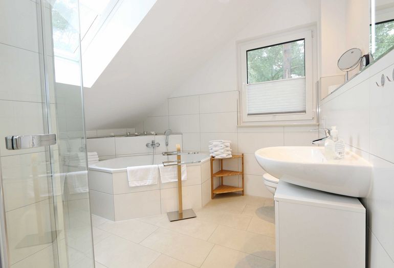 großes Badezimmer mit Wanne großes Badezimmer mit Wanne