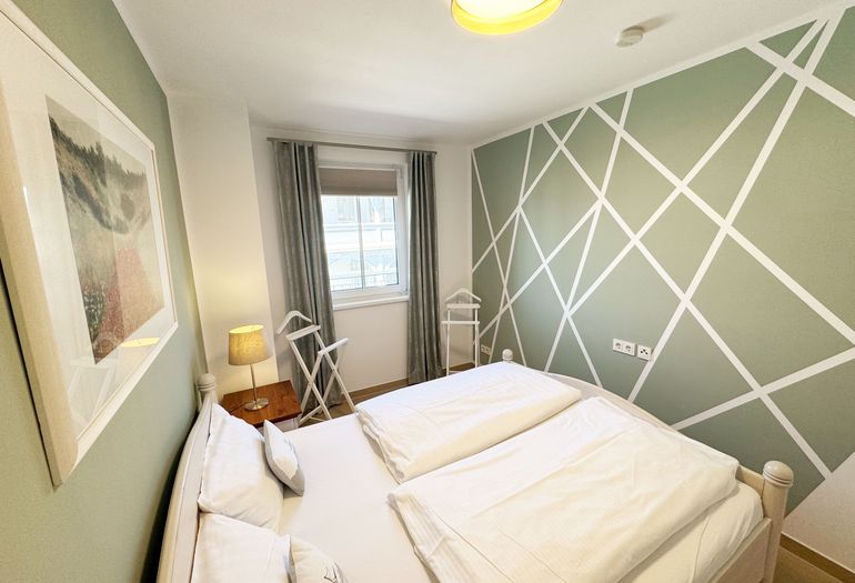 kleines Schlafzimmer mit Doppelbett